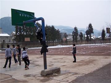文峰高级职业中学下雪后的操场
