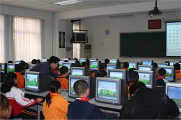 北京市崇文区新景小学计算机教室
