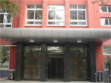 北京市丰台区东铁匠营第一小学教学楼正门