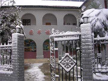 武汉市第十五中学图书楼雪景