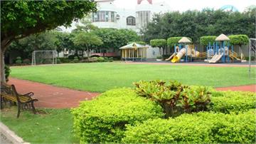 深圳市宝安区沙井街道壆岗幼儿园我们的小小足球场，我们爱足球运动！
