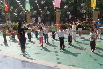 普宁市早慧实验幼儿园宽敞、舒适、安全的户外活动场地，给予孩子们身心充分活动和发展的空间