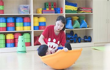 郑州众艾感统儿童身体协调能力培训
